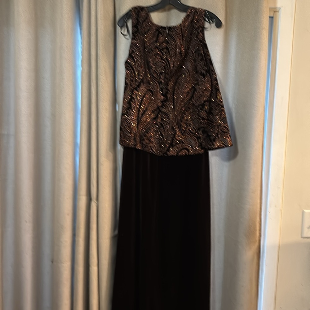 Gorgeous sequined, brown velvet gown. Size 22W - Picture 10 of 13